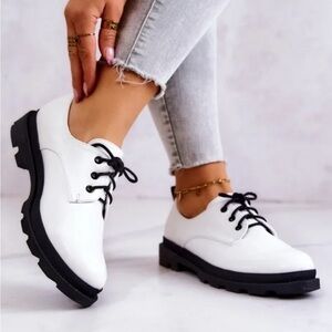 Women’s 7.5 Seychelles Katie White/Black Lug Chunky Loafer Lace Up Shoe